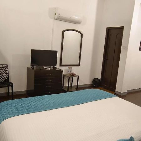 Hotel Brick Castle Chennai Zewnętrze zdjęcie
