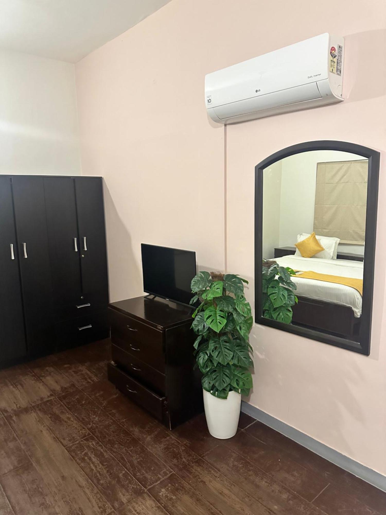 Hotel Brick Castle Chennai Zewnętrze zdjęcie